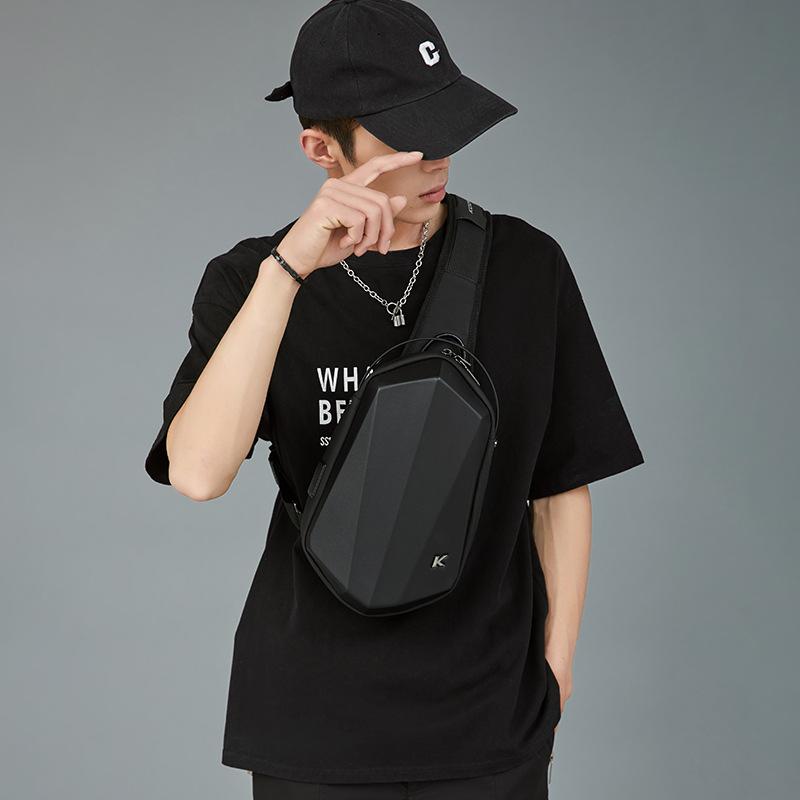・カテゴリ: メンズボディバッグ・スタイル: ストリートカジュアル・主な素材: EVA・裏地素材: ポリエステル・機能: 防水・柄: 無地・カラー展開: グレー、ブラック・使用シーン: デイリーユース・性別: メンズ