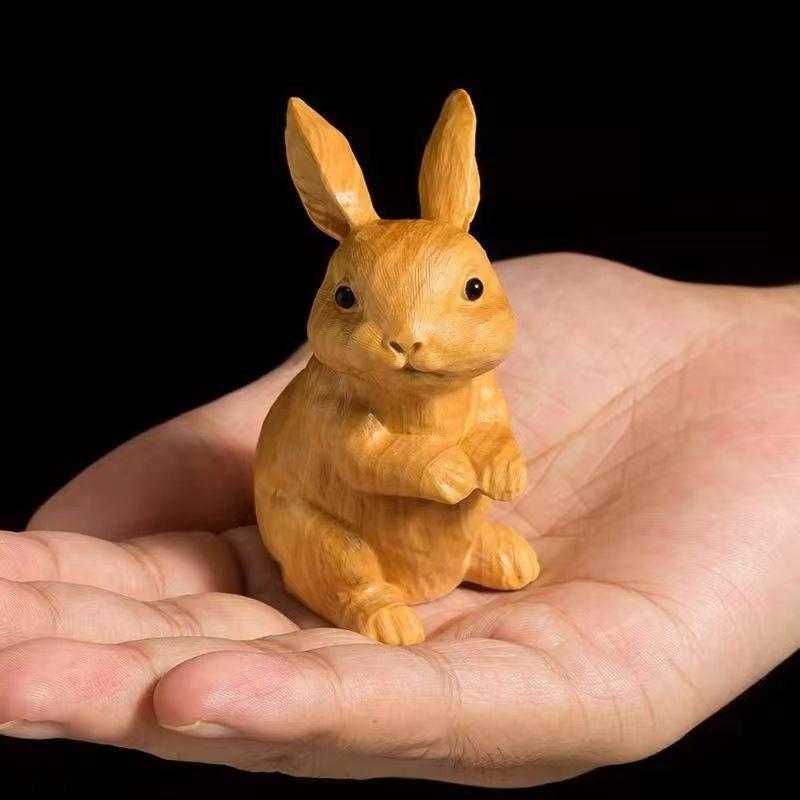 置物 小葉黄楊木 兎 うさぎ 精密彫刻 手彫り 立ち姿 耳付き 愛らしい かわいい ミニサイズ オブジェ 卓..