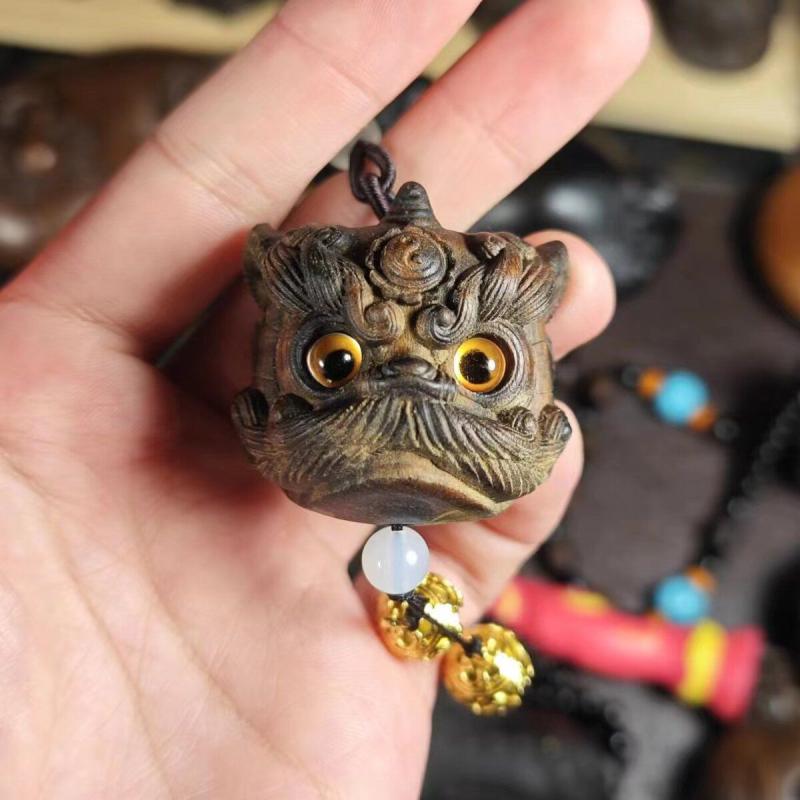 お守り インドネシア産 沈香木 5cm 瑞獣 獅子 手彫り 一点物 タッセル 鈴付き 中華風 カーアクセサリー ストラップ キーホルダー