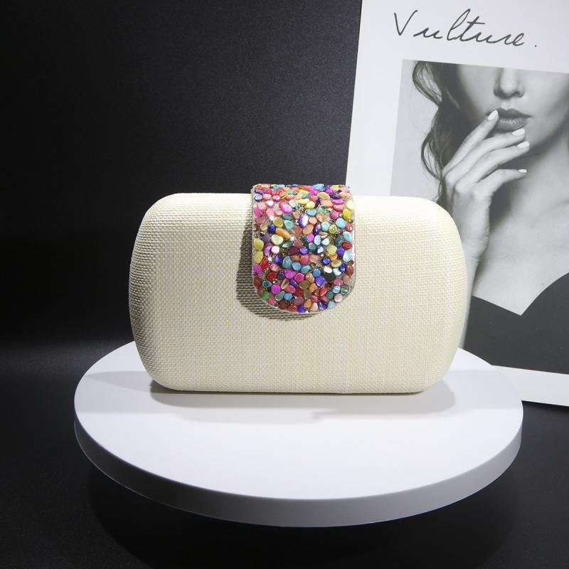 バッグ レディース 編み込み チェーン クラッチバッグ ショルダーバッグ ストロー素材 ボックス型 シンプル おしゃれ 斜め掛け パーティー 結婚式 二次会 お呼ばれ デイリーユース スマホ収納 マグネット開閉 上品 大人カジュアル