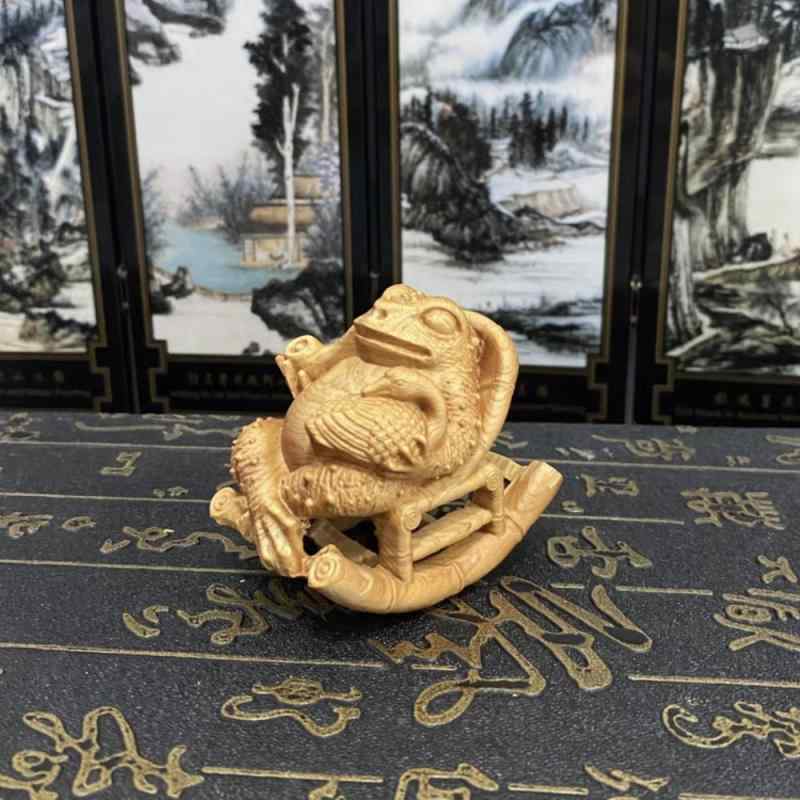 置物 招財 金運招来 開運 崖柏 木彫り ロッキングチェア 金蟾 カエル 縁起物 卓上 インテリア 商売繁盛..