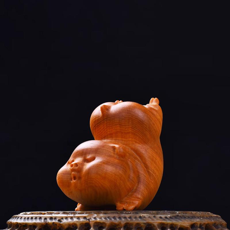 置物 崖柏製 熟成銘木 高油分 天然香木 芳香持続 逆立ちブタ 飛天ブタ ユニーク 手彫り 研磨 卓上オブジェ インテリア 飾り デスク 書斎 掌中飾り