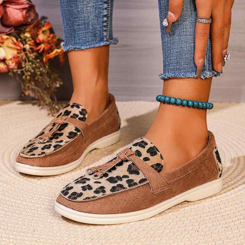 靴 モカシン レディース 春夏 フラットヒール ラウンドトゥ 切り替え ヒョウ柄 フリンジ スリッポン 通気性 デイリー カジュアル スエード調 ゴム底 普段使い