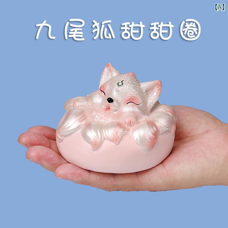 置物 癒し系 かわいい 樹脂製 九尾の狐 ドーナツモチーフ 車載 デスク用 センターコンソール 車内装飾 オブジェ インテリア雑貨の商品画像 2