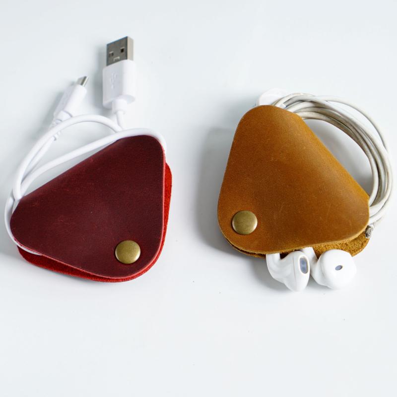 コードホルダー 本革 牛革 手作り オリジナル レトロ コンパクト スナップボタン式 USB データケーブル イヤホン 配線整理 収納 多彩カラー ビジネス カジュアル ユニセックス 通勤 通学