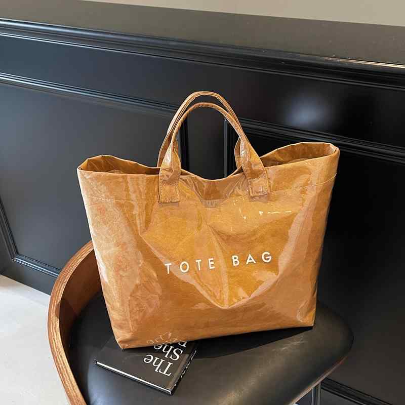 バッグ レディース 女性用 通勤 大容量 A4対応 PVC素材 紙素材風 レトロ おしゃれ ロゴプリント 横型 スクエア型 マグネット開閉 スマホ収納 小物ポケット トートバッグ 手提げ鞄 普段使い 春夏