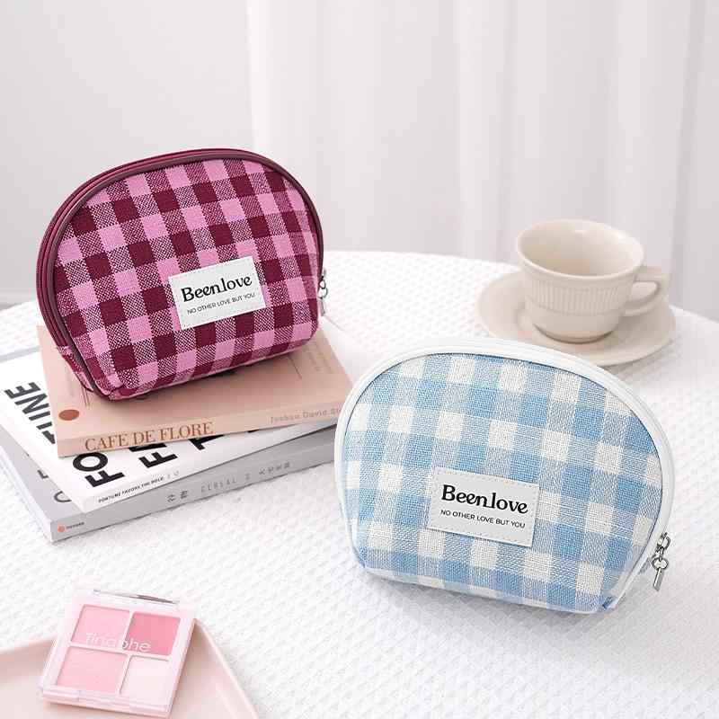 コスメポーチ 男女兼用 半円形 手持ち おしゃれ スタイリッシュ 大容量 化粧品収納 整理整頓 トラベル用 チェック柄 上質生地 多機能 日常使い カジュアル 通勤 旅行 ブラック ワインレッド ブルー コーヒー