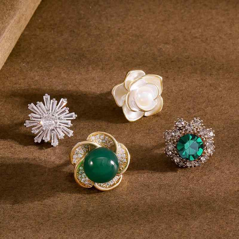 ブローチ レディース 縫い付け不要 四つ葉のクローバー 胸元クリップ アクセサリー エレガント 花モチーフ 合金製 ファッション小物 通勤用 飾り