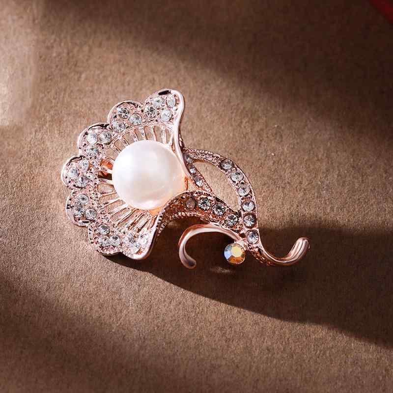 ブローチ レディース 露出防止 パール ラインストーン 花 フラワーモチーフ 高級感 エレガント おしゃれ かわいい 女性用 アクセサリー コサージュ 結婚式 パーティー 入学式 卒業式 フォーマル カジュアル 合金製 電気メッキ加工