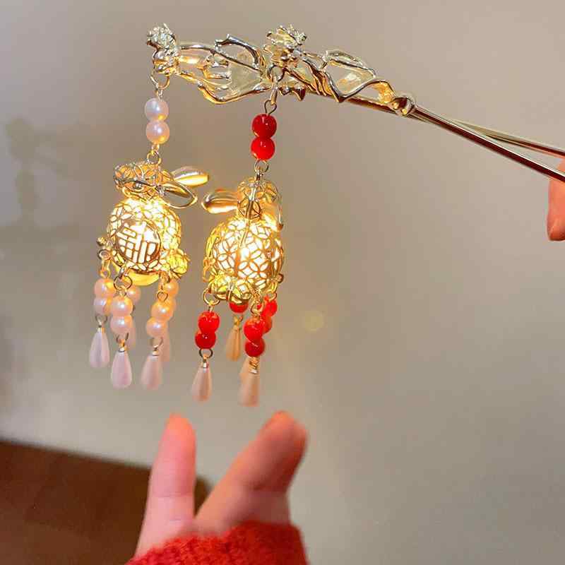 かんざし レディース 月うさぎ 提灯 発光 タッセル 歩揺 古風 漢服スタイル 合金製 電気メッキ加工 まとめ髪 和装 浴衣 ヘアアクセサリー かわいい コスプ...