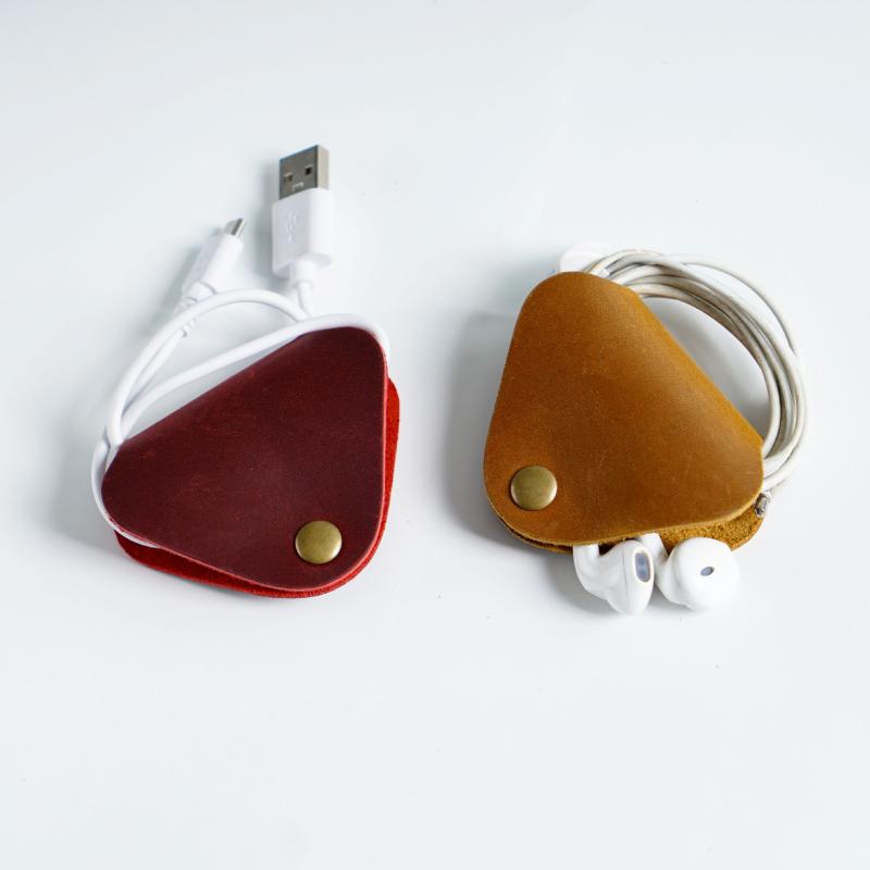 ケーブルホルダー 本革 牛革製 ハンドメイド レトロ イヤホン 充電ケーブル データ線 USBコード 収納 整理 スナップボタン コードクリップ 三角型 デスク オフィス おしゃれ PC周辺機器