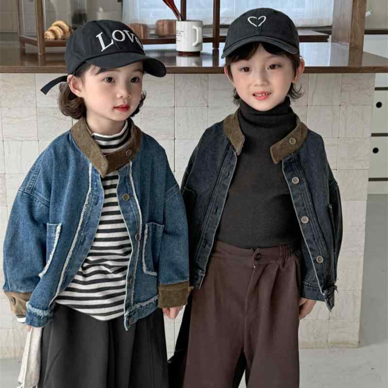 ・カテゴリ: キッズアウター・スタイル: カジュアル・主な素材: 綿85%・ネックライン: クルーネック・袖丈: 長袖・生地加工: ソフト加工・開閉様式: シングルボタン・デザイン: 切り替え、トレンド感・カラー展開: ブルー、スモーキーグレー・サイズ展開: 80cm、90cm、100cm、110cm、120cm、130cm、140cm・性別: ユニセックス