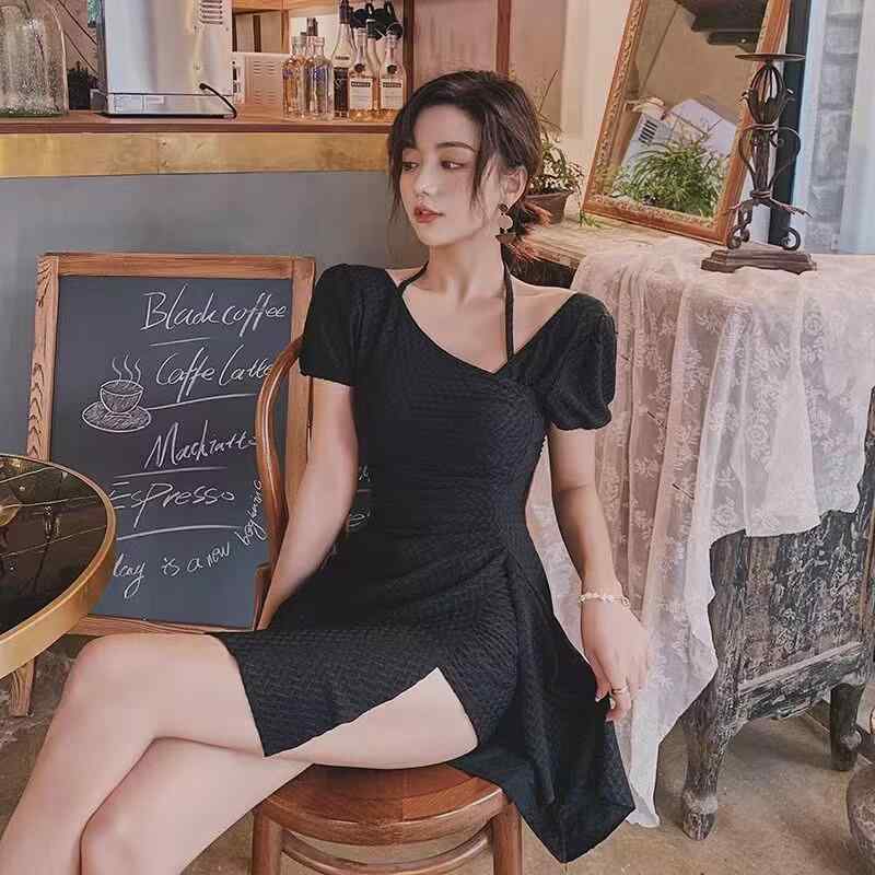 ・カテゴリ: ワンピース水着・スタイル: ワンピース水着・対象性別: 女性・対象年齢: 成人・柄: 無地・仕様: ワイヤー・胸パッド付き・素材: ナイロン、ポリエステル、ポリウレタン・重量: 約350g・着用シーン: スイミング、マリンスポーツ・カラー展開: ブラック、ホワイト・サイズ展開: M、L、XL、XXL・袖丈: 半袖