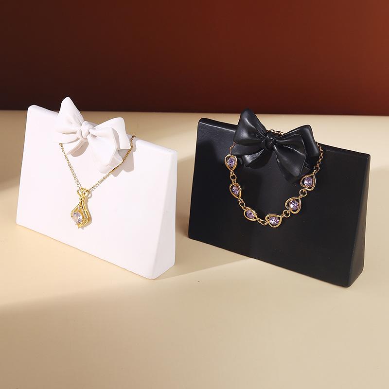 楽天モズラボアクセサリースタンド ジュエリー ディスプレイ レジン製 リボンモチーフ おしゃれ かわいい ネックレス ブレスレット ペンダント 吊り下げ 収納 展示 卓上 カウンター 店舗什器 業務用 ホワイト ブラック