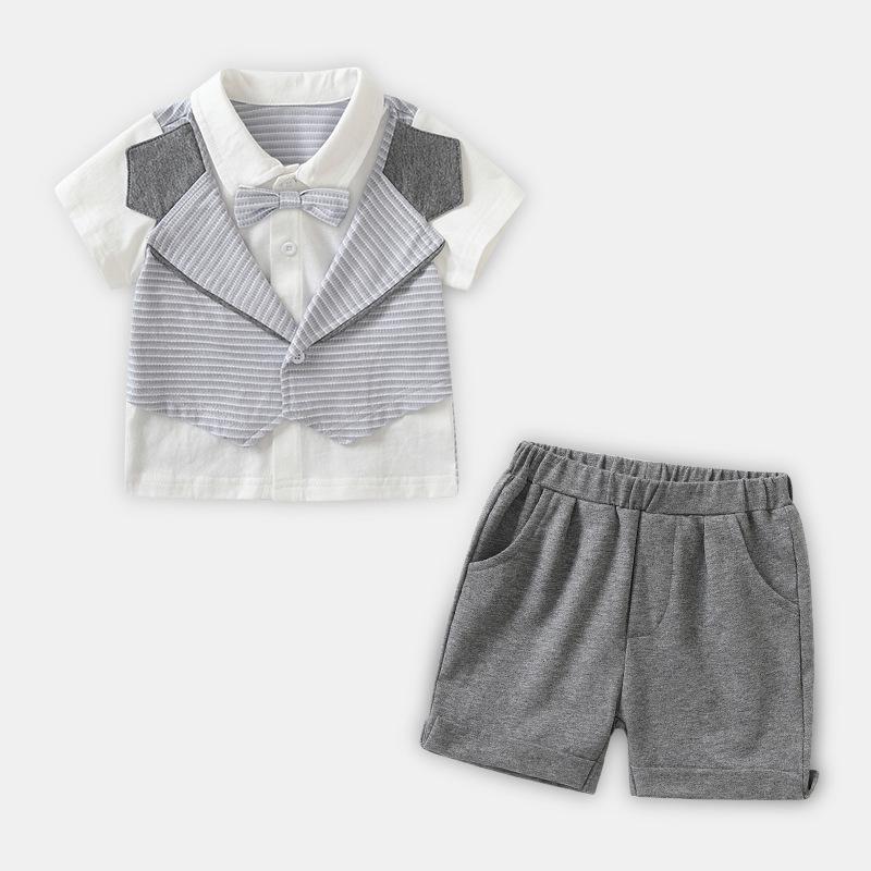 ・カテゴリ: キッズセットアップ・対象性別: 男児・スタイル: 韓国風・セットタイプ: パンツセット・セット内容: 2点セット・対象年齢: 乳幼児 (1〜3歳、80〜100cm)・袖丈: 半袖・パンツ丈: ロング・生地加工: 柔軟加工・生地の厚さ: 普通・柄: ストライプ、無地・デザイン要素: セットアップ・主な素材: 綿100%・安全規格: A類・開閉タイプ: シングルボタン・カラー: 高級グレー・サイズ展開: 80cm、90cm、100cm、110cm、120cm