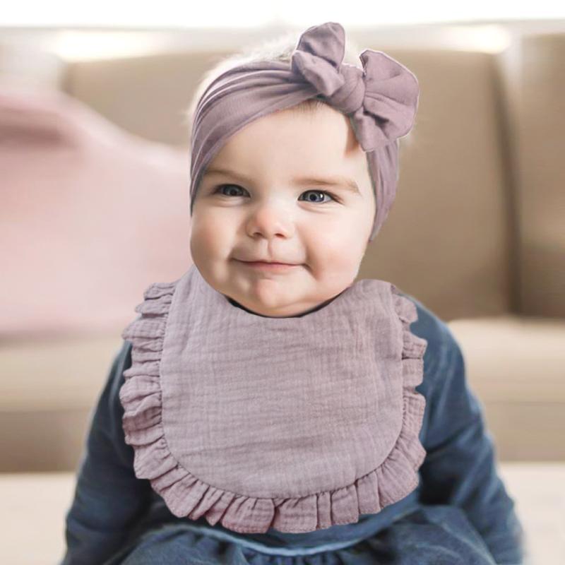 ベビー 赤ちゃん 新生児 0歳 1歳 男女兼用 スタイ よだれかけ ガーゼ 吸水 速乾 フリル リボンヘアバンド 2点セット 欧米風 おしゃれ かわいい やわらか 肌に優しい 春夏