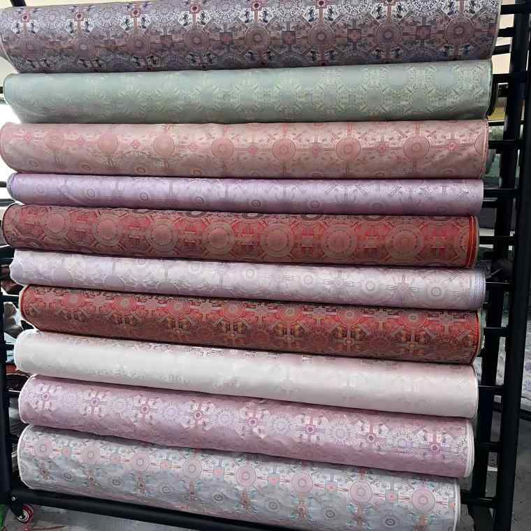 生地 ジャカード織り ポリエステル 新チャイニーズスタイル 中国風 宋錦風 民族衣装 手織り 織錦サテン ドレス 礼服 舞台衣装 チャイナドレス ワンピース 結婚式 発表会 クッション テーブルクロス 装飾 春夏 幅150cm 手芸 ハンドメイド 素材