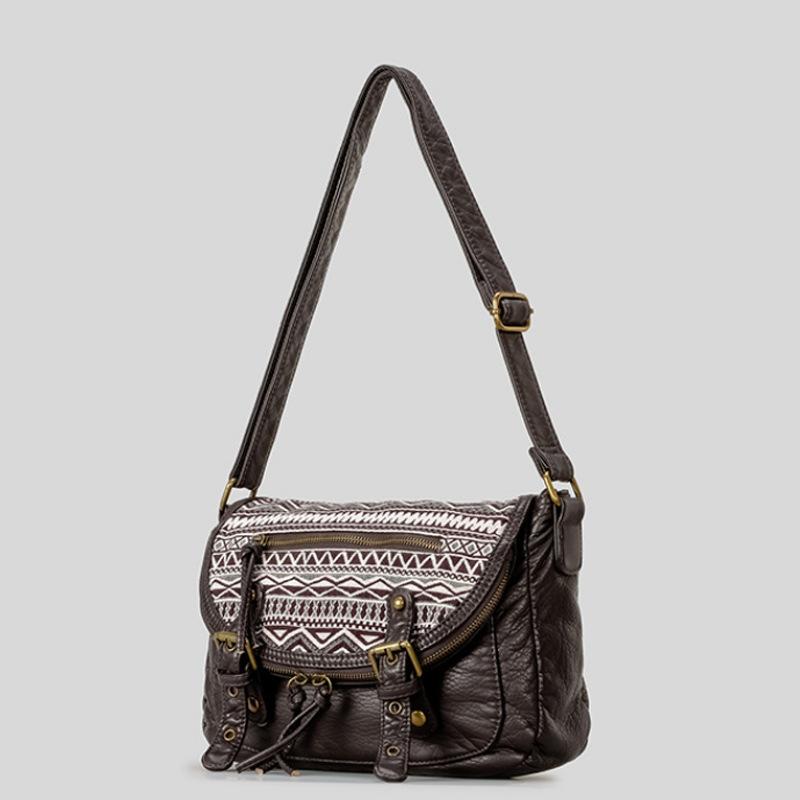 ショルダーバッグ レディース おしゃれ 欧米風 エスニック ボヘミアン レトロ サドルデザイン 斜めがけ 大容量 柔らかPUレザー 肩掛け フラップ開閉 ステッチ ファスナーポケット付き デイリーユース 春夏 コーヒー色