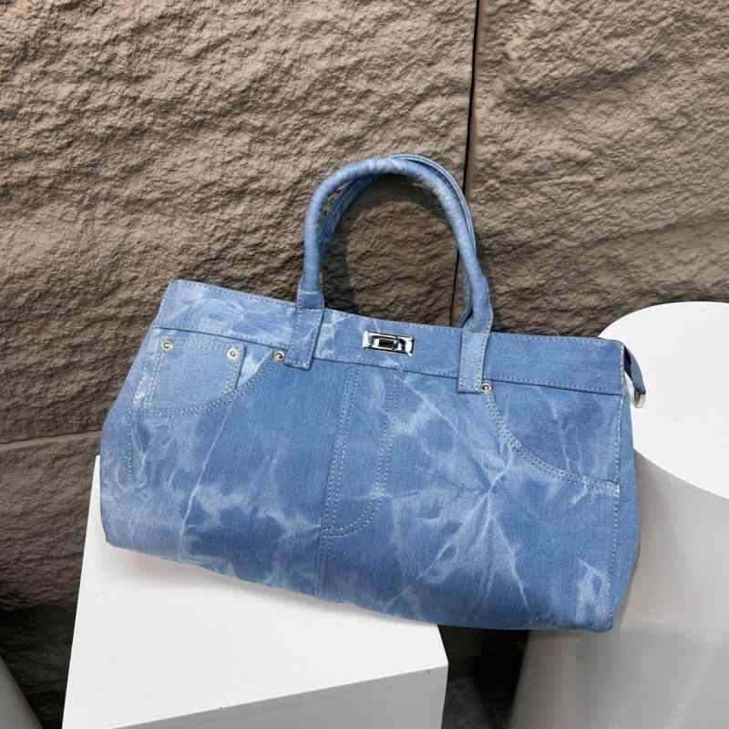 ・カラー展開: ブラック、ダークネイビー、ブルー、ライトブルー、タイダイブルー・スタイル: ファッショントレンド・主な素材: PU・バッグタイプ: トートバッグ・裏地素材: ポリエステル・バッグ形状: 横型スクエア・開閉タイプ: ファスナー・内部構造: ファスナーポケット・外ポケット: オープンポケット・ショルダーストラップ: シングル・サイズ（幅×高さ×マチ）: 約39×24.5×11.5cm・適用シーン: 日常使い