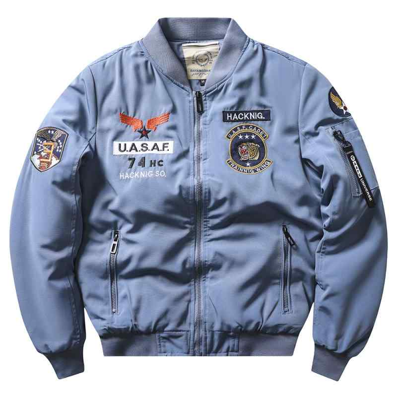 ・カテゴリ: 中綿ジャケット・スタイル: ストリートカジュアル・フィット: スリムフィット・前立て: シングルボタン・中綿: ポリエステル・厚さ: 厚手・柄: 無地・対象: 青年・主な素材: ポリエステル100%・裏地素材: ポリエステル100%・シーン: カジュアル・加工: 刺繍・デザイン詳細: ワッペン・ポケット: ジップポケット・裾デザイン: ストレートヘム・カラー展開: ブラック、グリーン、ブルー、レッド・サイズ展開: M、L、XL、XXL、XXXL・着丈: 普通丈・襟型: スタンドカラー・性別: メンズ