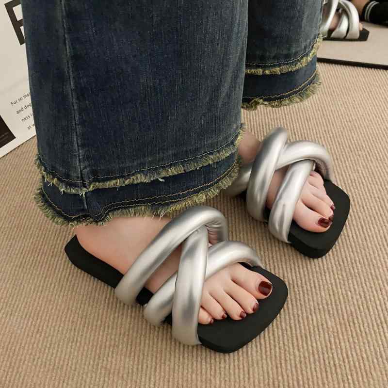 サンダル レディース 女性用 軽量 通気性 安定感 厚底 フラット ビーチサンダル 外履き 韓国風 おしゃれ ストリート メタル 合成皮革 無地 カジュアル ワンベルト 春夏