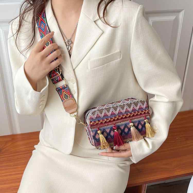 バッグ レディース ミニ タッセル 編み込み 幅広ストラップ ショルダーバッグ クロスボディバッグ コットン リネン 素材 シンプル エスニック風 民族調 普段使い オールシーズン対応 横長 スクエア型 ファスナー開閉 やや硬め