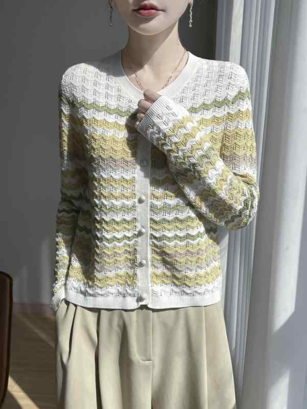 ニットカーディガン レディース 精紡ウール 波状ストライプ 配色切り替え 金糸 透かし編み パンチング 薄手 軽量 長袖 ラウンドネック シングルボタン 清涼感 フェミニン かわいい アウター