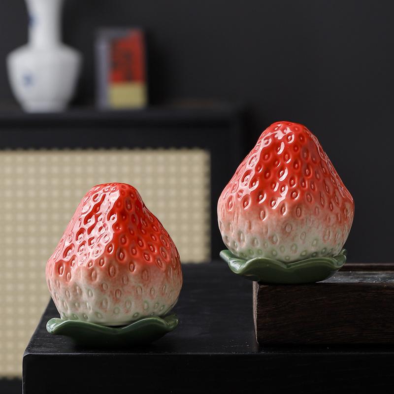 茶葉入れ 陶器製 イチゴ 苺 フルーツモチーフ 密閉 防湿 保存容器 家庭用 かわいい おしゃれ 卓上 インテリア 置物 オブジェ 雪花釉薬 キャンディージャー 小物入れ 茶筒 湿気対策