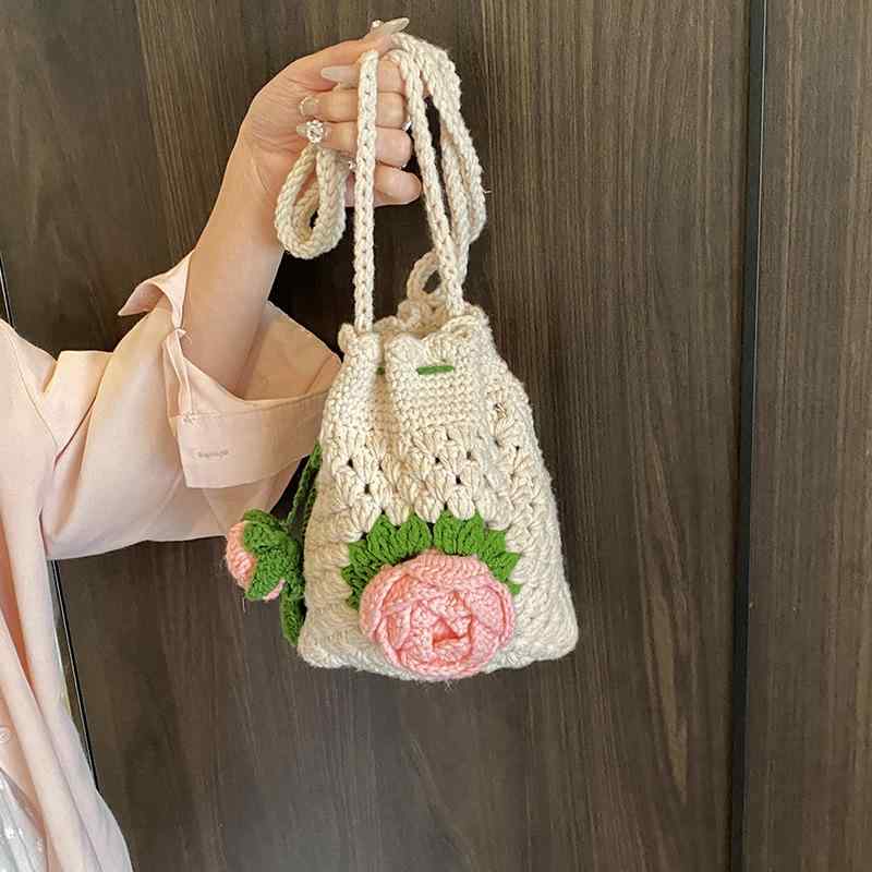 ・カラー展開: レッド、ピンク、オレンジ、グリーン・スタイル: トレンド・主な素材: ポリエステル・バッグタイプ: 編み込み・サイズ感: 小さめ・人気要素: 編み込み、くり抜き・バッグの形状: 円筒型・開閉方法: フラップ式・内側ポケット:...