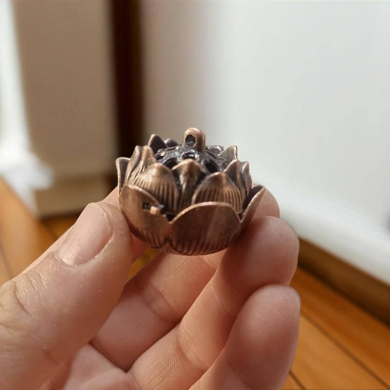 香炉 ミニ 透かし彫り 蓮の花 亜鉛合金製 微細彫刻 電気メッキ加工 香立て 香座 中国風 レトロ アンティーク調 オブジェ 置物 和室 癒し 瞑想 空間演出 仏具