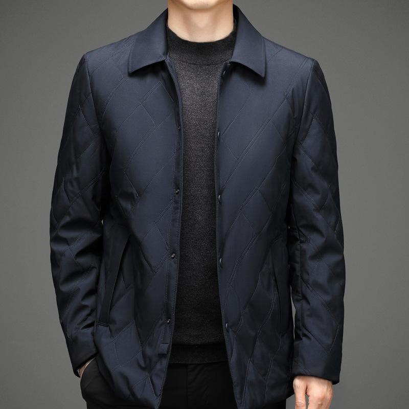 ・カテゴリ: ジャケット・スタイル: 韓国風・ターゲット層: ビジネス紳士・ネックライン: 襟付き・フィット: レギュラーフィット・フロント: シングルボタン・厚さ: 厚手・柄: 無地・主な素材: ポリエステル100%・裏地素材: ポリエステル100%・着用シーン: カジュアル・裾デザイン: ストレートヘム・着丈: レギュラー丈・ポケット: サイドポケット・着用方法: アウター・袖丈: 長袖・袖タイプ: レギュラー・カラー展開: ダークブルー、ダークグリーン・サイズ展開: 170cm, 175cm, 180cm, 185cm, 190cm・対象性別: メンズ