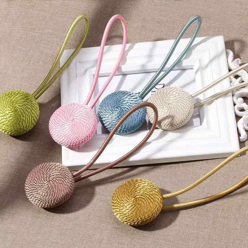 カーテンタッセル 穴あけ不要 マグネット式 北欧風 ヨーロピアン シンプル おしゃれ 円形 木製 カーテ..