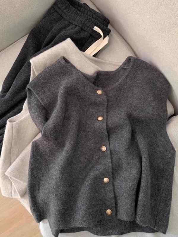 ニットベスト レディース 高級感 グレー 無地 アクリル ラウンドネック 秋冬春 レイヤード 上品 デザイン ノースリーブ 通勤 ミドル丈 トップス