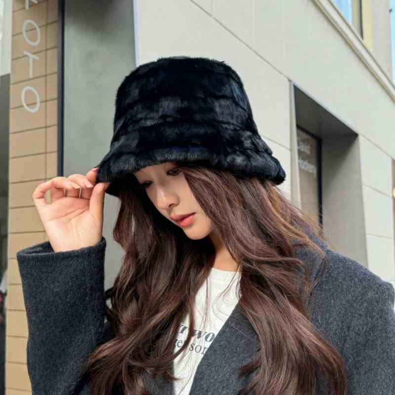 ・カテゴリ: 漁夫帽・帽子の形状: ラウンドトップ・つばの形状: ワイドブリム・カラー: ブラック・サイズ: フリーサイズ（調節可能）・機能: UVカット、保温、防風・スタイル: スイートクール・主な素材: ミンクファー96%以上・加工方法: ハンドメイド