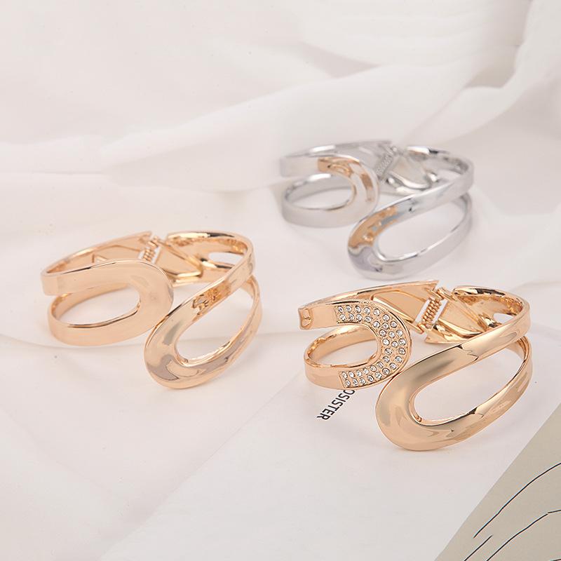 ブレスレット レディース バングル 高級感 上品 メタルスプリング 金属製 電気メッキ加工 オープンワーク 変形デザイン マット オープンタイプ 開閉式 おしゃれ カジュアル オフィス 通勤用