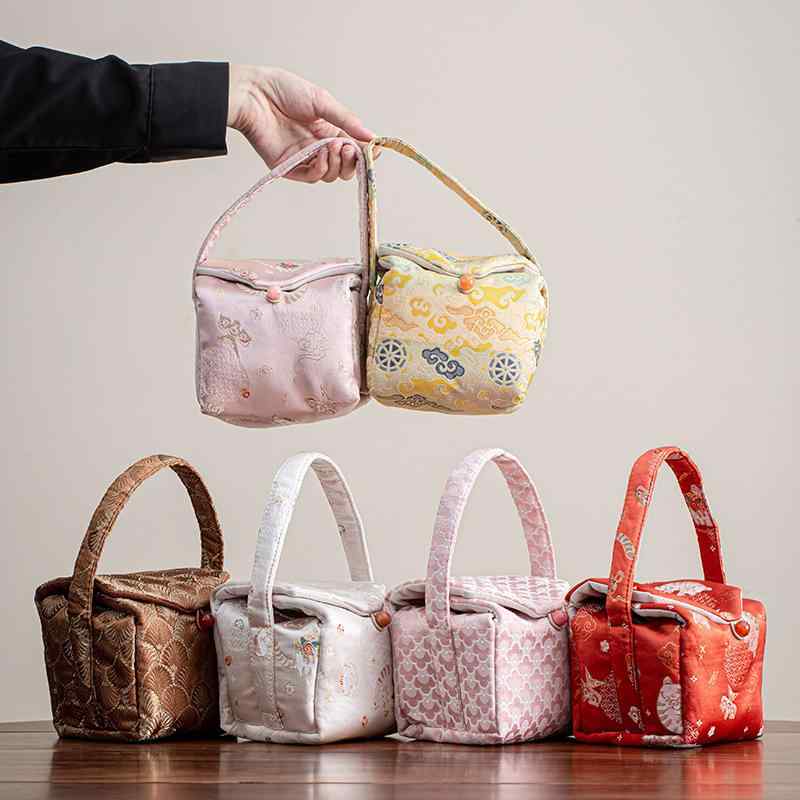 ・カテゴリ: 茶道用品・素材: 布・スタイル: シンプル・サイズ: 長さ13.5cm、幅10cm、高さ11cm・カラー展開: ベージュ、コーヒー、レッド、雲柄ピンク、アプリコット、ピンク