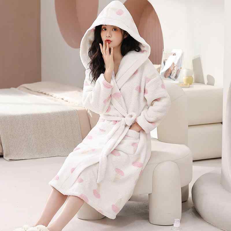 ・生地種類: 雪粒フリース・主な素材: ポリエステル95%以上・生地厚み: 厚手 (約251-300g/m²)・機能: 保温、快適、部屋着、外出可能・対象: 若年女性・サイズ展開: フリーサイズ・スタイル: スイートキュート・ネックライン: Vネック