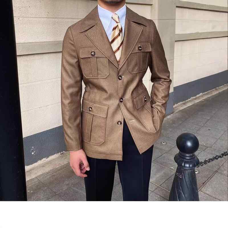 ・機能: 耐久性、防風、吸湿速乾、色落ち防止・カテゴリ: ジャケット・スタイル: ブリティッシュ・対象: 若年層・ネックライン: 襟付き・シルエット: レギュラーフィット・前合わせ: シングルボタン・柄: 無地・主な素材: ポリエステル 76%・裏地素材: ポリエステル 100%・シーン: カジュアル・デザイン: マルチポケット・裾デザイン: ストレート・加工: イージーケア・着丈: ミドル丈・ポケット: 立体パッチポケット・着用方法: アウター・袖丈: 長袖・カラー展開: ブラック、コーヒー・サイズ展開: M、L、XL、2XL、3XL・袖タイプ: レギュラー・性別: 男性