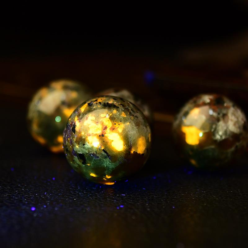 天然石 置物 天然 蛍光 フレイムストーン ソーダライト 鉱物標本 結晶原石 宝石 奇石 水晶玉 クリスタ..