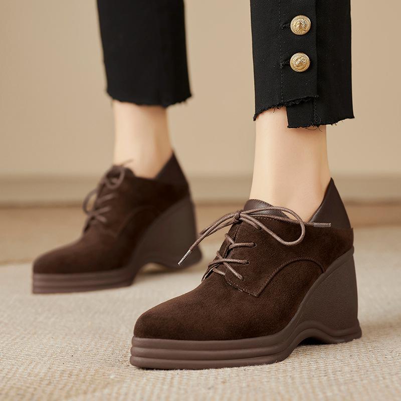 パンプス レディース 羊革スエード ポインテッドトゥ 厚底 プラットフォーム ウェッジヒール 深め履き口 レースアップ レトロ クラシック 通勤 デイリーユース...