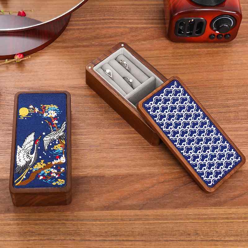 ジュエリーボックス ブラックウォールナット材 刺繍フタ マグネット開閉 コンパクト 携帯用 トラベル ..