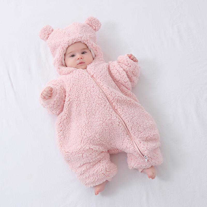 ・カテゴリ: スリーパー・スタイル: 衣服タイプ・主な素材: ボア・裏地素材: 綿95%以上・中綿: シルクコットン・厚さ: 厚手・ファスナー素材: ナイロン・柄: 無地・適合シーズン: 冬、秋・カラー展開: ブルー、ピンク、グレー、ブラウン、ホワイト・サイズ展開: 59 (0-3ヶ月), 66 (3-6ヶ月), 73 (6-9ヶ月), 80 (9-12ヶ月)・安全基準: Aクラス・対象年齢: 新生児 (0-1歳、80cm以下)