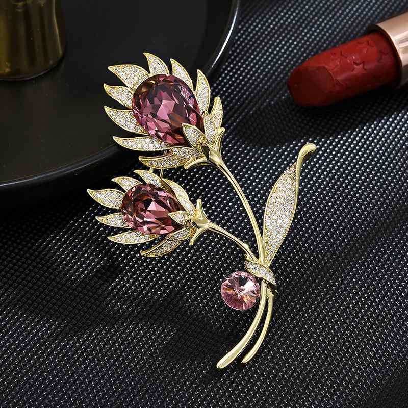 ブローチ レディース 軽やかな高級感 クリスタル カラーリリー チューリップ フェザー エレガント コサージュ 銅製 電気メッキ加工 コート ジャケット スーツ フォーマル アクセサリー ブルー グリーン レッド