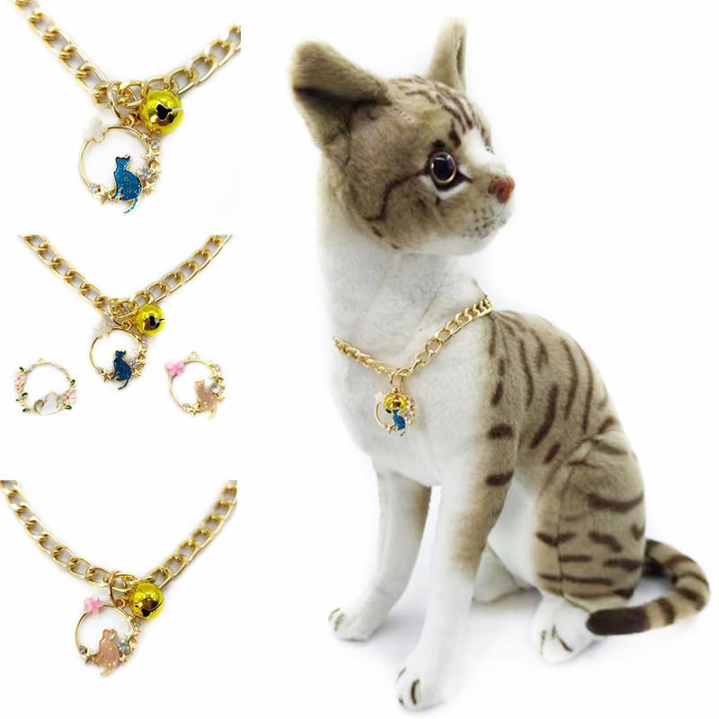 猫用首輪 金属製 鈴付き 透かし彫り 花環 猫モチーフ ペンダント ネックレス チャーム おしゃれ 誕生日 記念日 プレゼント アクセサリー ブルー ピンク ホワイト(x2)