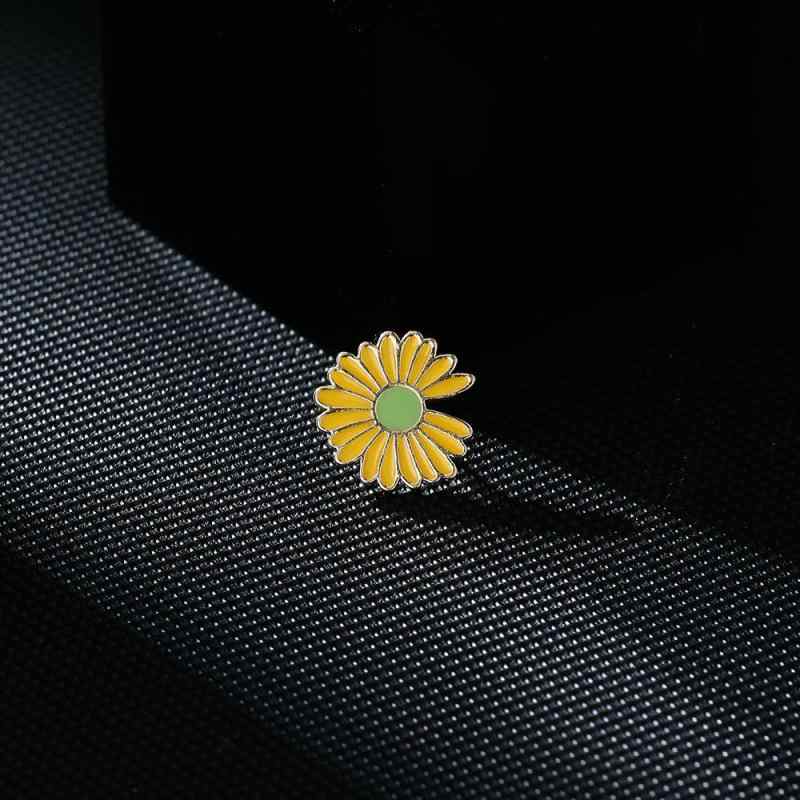 ブローチ レディース シンプル バイカラー デイジー 花モチーフ デザイン性 おしゃれ 大人かわいい 銅製 電気メッキ加工 清楚 さわやか オールシーズン 万能 アクセサリー