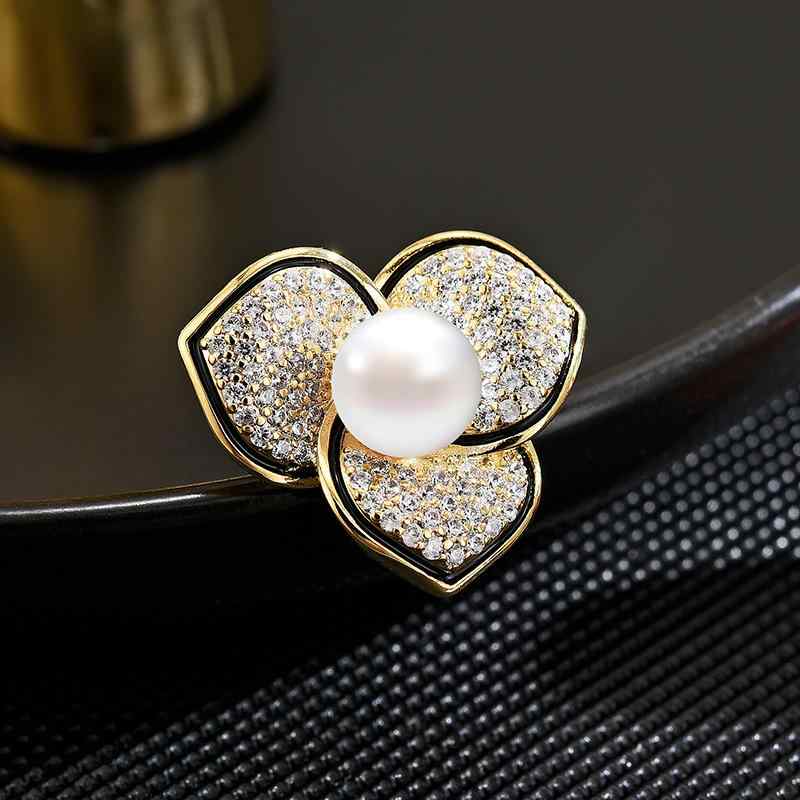 ブローチ レディース ちら見防止 クローバー 花モチーフ ラペルピン 襟元 アクセサリー 韓国風 おしゃれ 万能 カジュアル 電気メッキ加工 ジルコニア 銅製 ゴールド 春夏