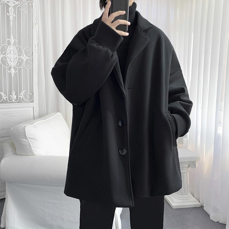 ・カテゴリ: コート・スタイル: トレンド・フィット: ルーズ・フロント: シングルブレスト・主素材: 綿10%・ネックライン: ラペルカラー・ポケット: サイドシームポケット・裾デザイン: 共布ヘム・カラー展開: ブラック、カーキ・サイズ展開: S、M、L、XL、2XL