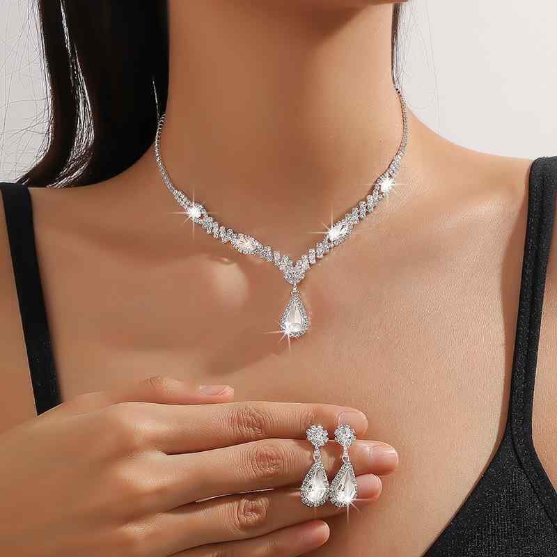 ネックレス ピアスセット レディース 軽やか 高級感 シンプル しずく型 ドロップ 鎖骨ネックレス 繊細 爪留めチェーン ラインストーン クリスタル 電気メッキ加工 シルバーカラー おしゃれ 通勤 2点セット