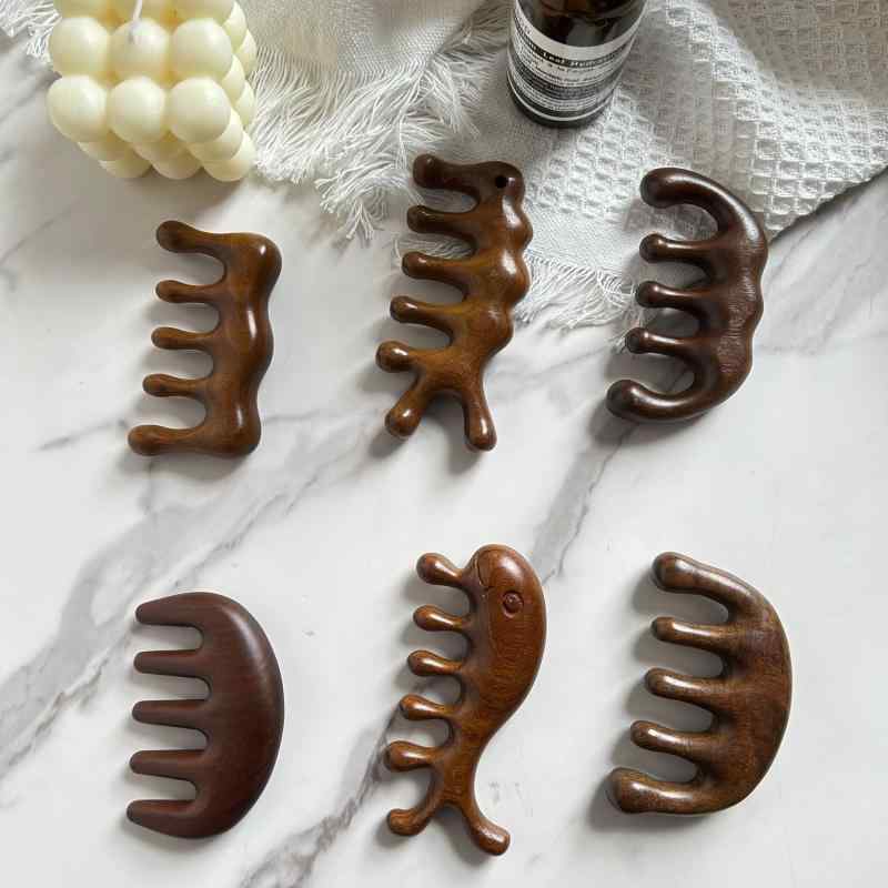 マッサージコーム 男女兼用 サンダルウッド 静電気防止 頭皮ケア 5本歯 厚手 幅広 経絡 刮痧 養毛 血行促進 高級感 天然木製 プレゼント ギフト