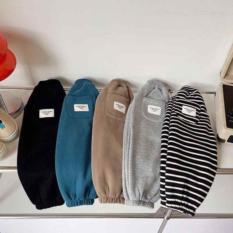 ・カテゴリ: キッズパンツ・スタイル: 韓国風・主な素材: 綿65%・パンツ丈: ロング・性別: ユニセックス・対象年齢: 中小児(3～8歳)・タイプ: カジュアルパンツ・加工: 柔軟加工・柄: ストライプ、無地、文字・デザイン要素: スポーツ、ストライプ、文字、キュート、トレンド・ウエスト: ミドルウエスト・開閉: ゴムウエスト・カラー展開: ストライプ、ブラック、ブルー、グレー、ブラウン・サイズ展開: 80cm、90cm、100cm、110cm、120cm